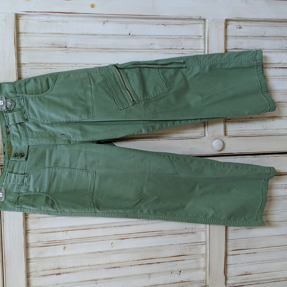 Worn, by Melissa Matsui cropped pants. Army green Sz 6